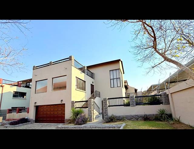 4 BEDROOM TOWNHOUSE FOR SALE IN BARBEQUE DOWNS